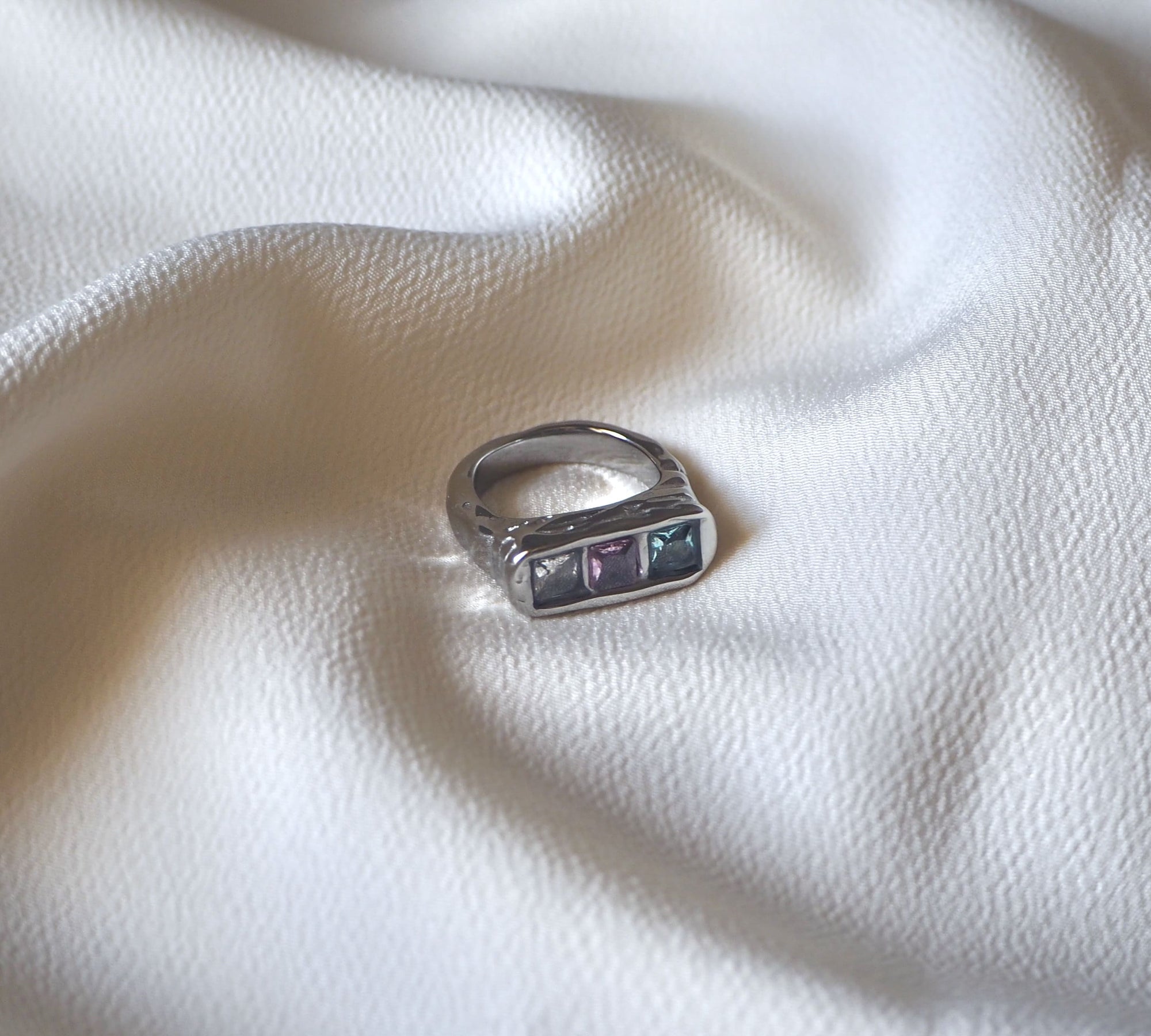 Anillo Isabella Plateado (3 Piedras)